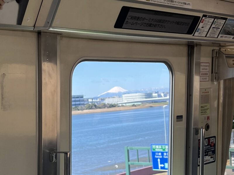 東京モノレールの車窓から見える富士山